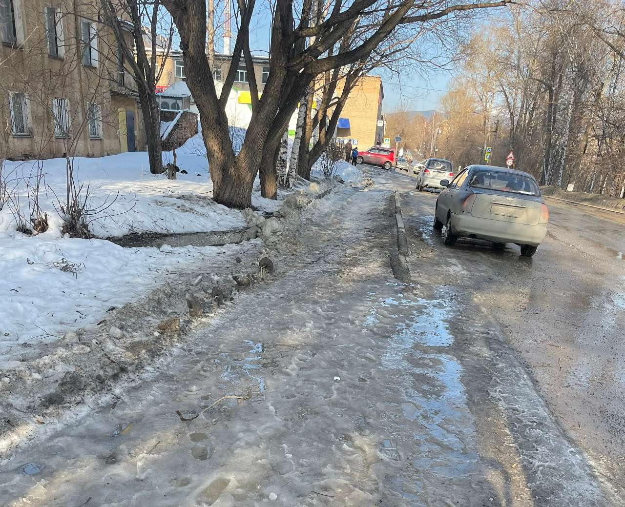 По щиколотку: златоустовцы жалуются на снежную кашу под ногами