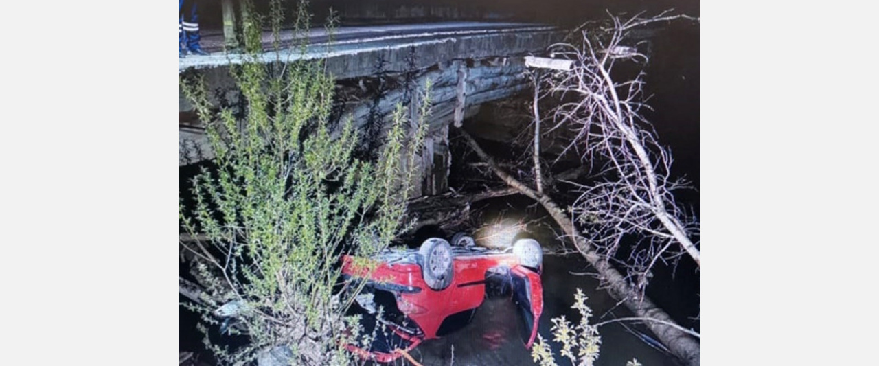 С моста в реку: в Златоусте спасатели доставали машину из Ая