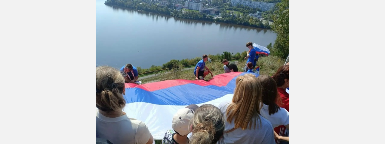 В центре Златоуста развернули флаг России