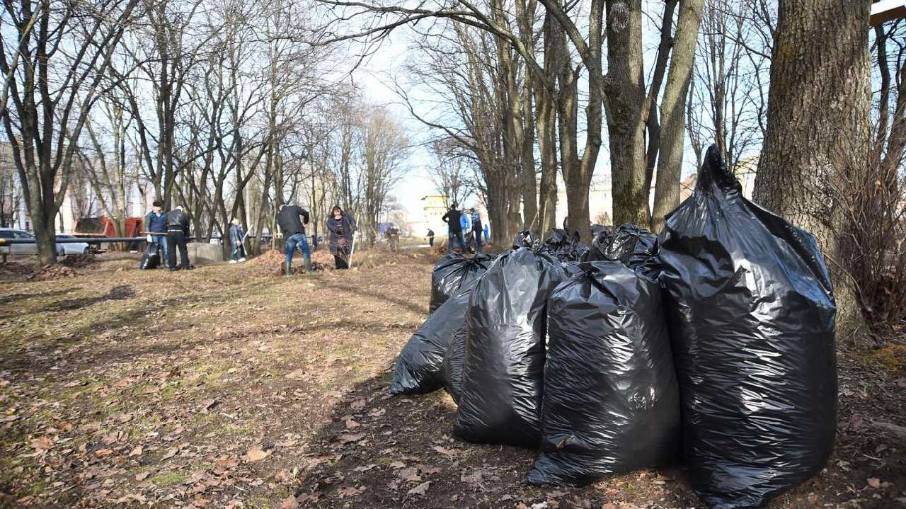 Златоустовцам рассказали, куда девать мусор после субботников