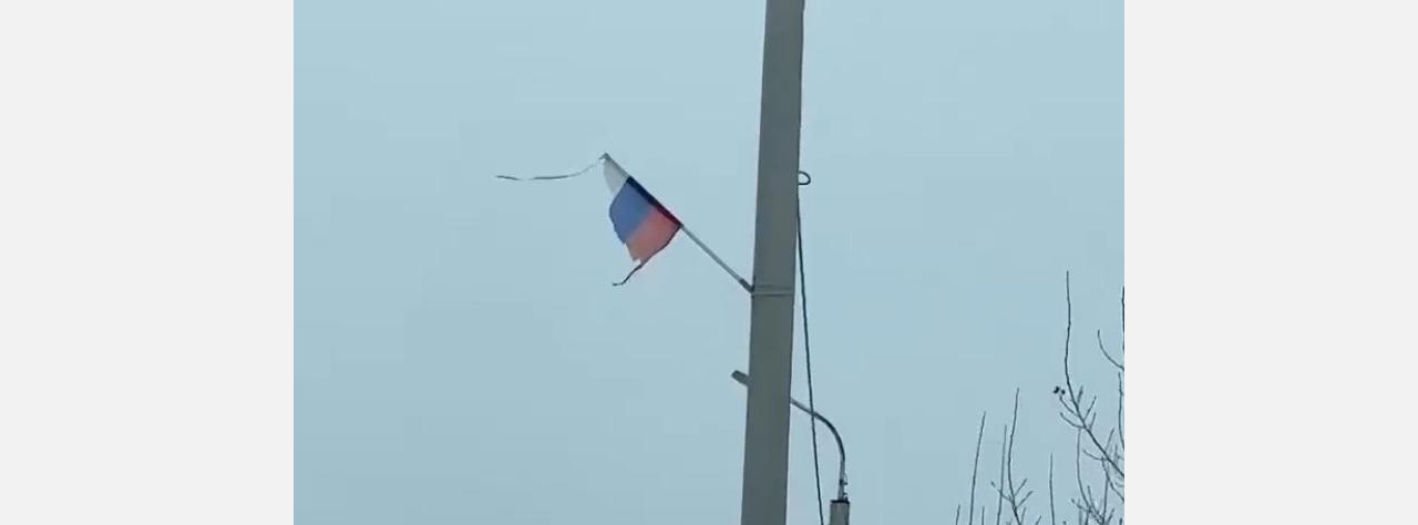 Не глумление ли: гостей Златоуста встречают 17 обрывков флагов