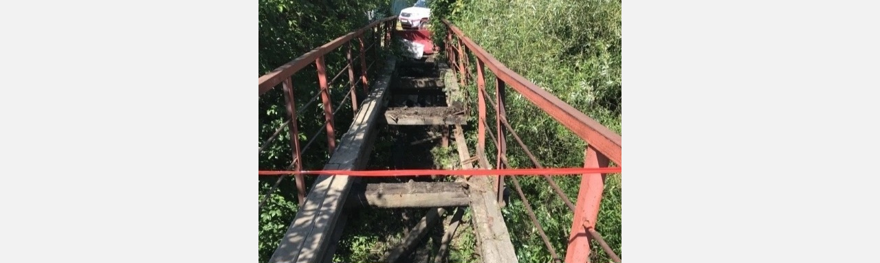 Жители Златоуста переходят реку по шпале