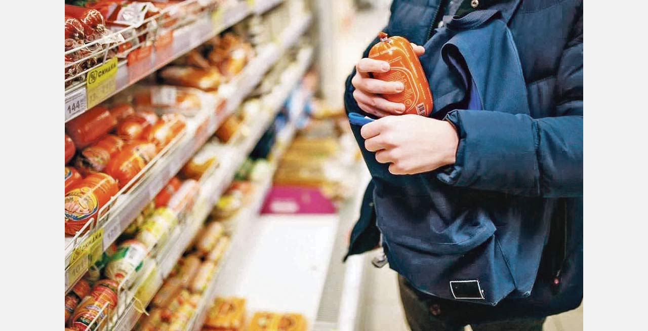 Житель Златоуста вынес из магазина рюкзак продуктов