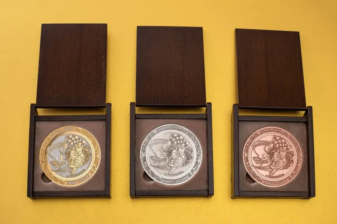 Златоустовские оружейники сделали медали для победителей гонок на снегоходах