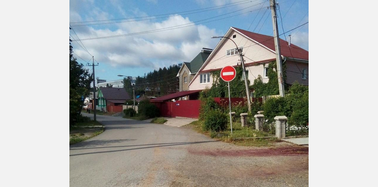 Никак не уймутся: в Златоусте вандалы регулярно портят знак-«кирпич»