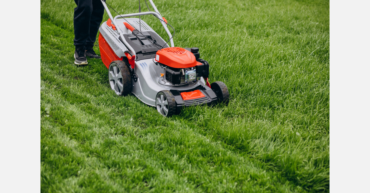 Готовь косу весной: в Златоусте ищут того, кто приведёт в порядок газоны