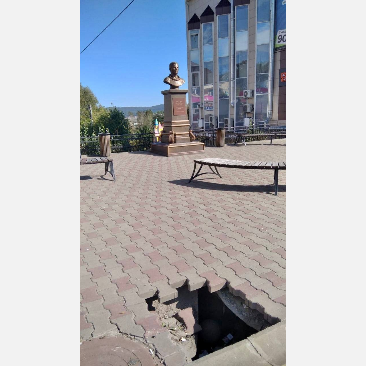 Чёрная дыра: у бюста Гагарина в Златоусте провалился тротуар