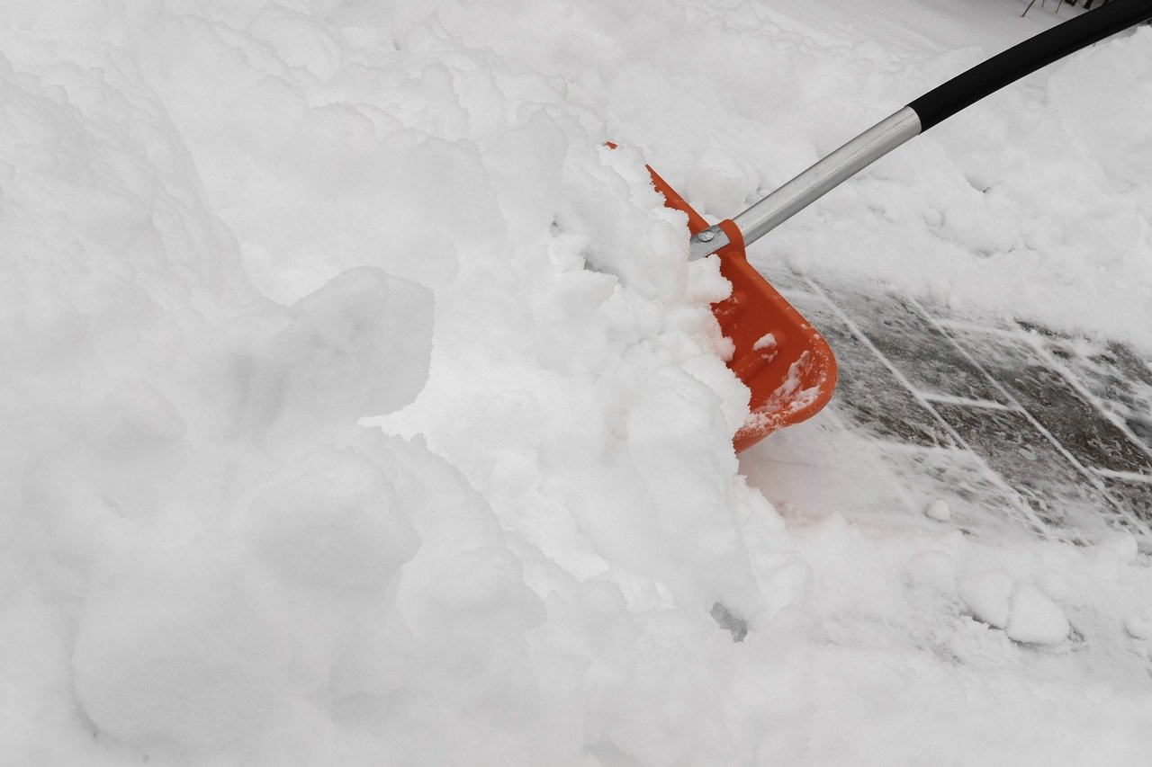 Не дождались: жители Златоуста взялись за снеговые лопаты