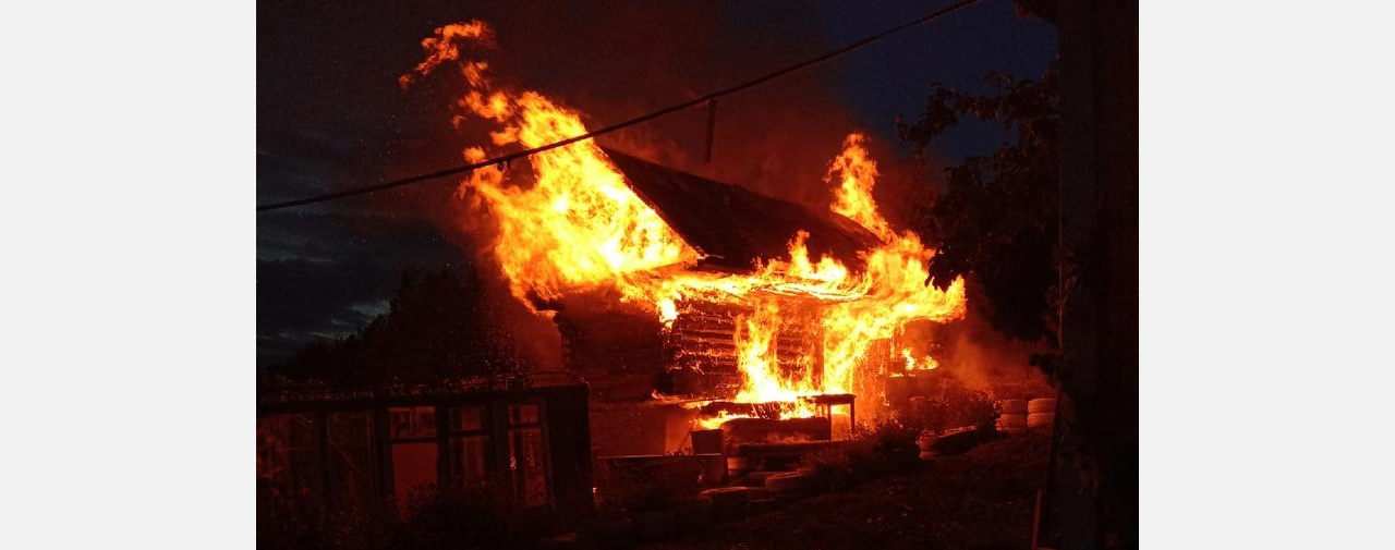 Поклон огнеборцам: соседи и пожарные в Златоусте три часа спасали дом от огня