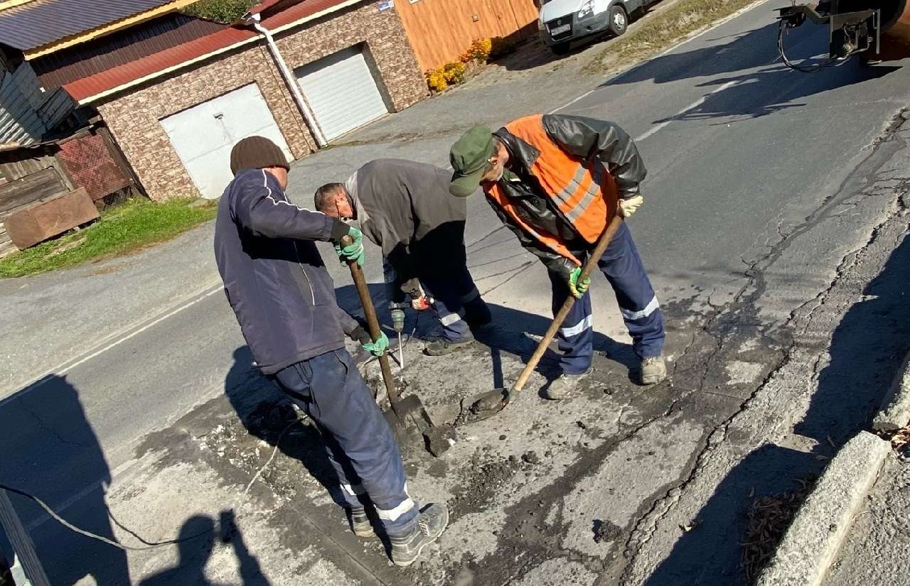 В Златоусте продолжается ямочный ремонт