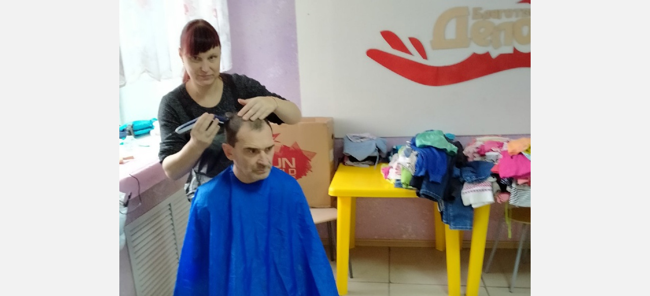 Ради улыбки: многодетная мама из Златоуста стала парикмахером для бездомных