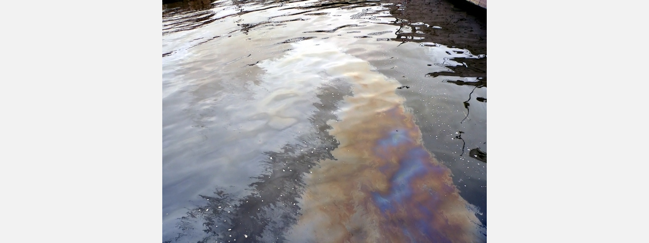 Чья отрава: в Златоусте борются с гигантским нефтяным пятном на реке Тесьме