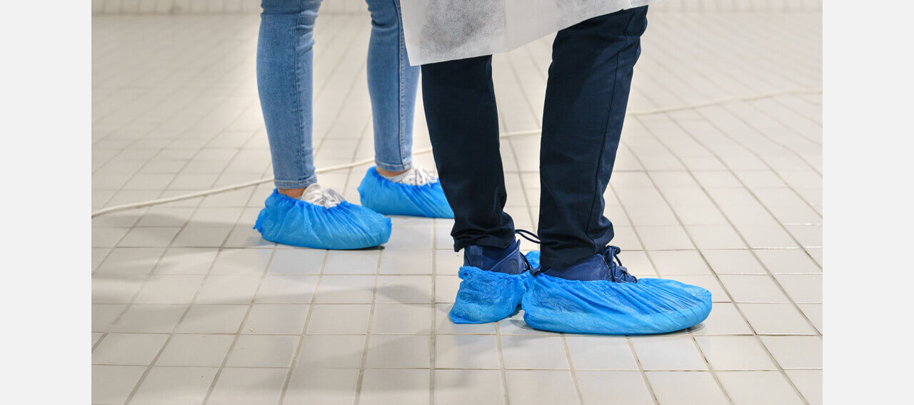 Газетку подстелить: жителей Златоуста возмущают врачи без бахил