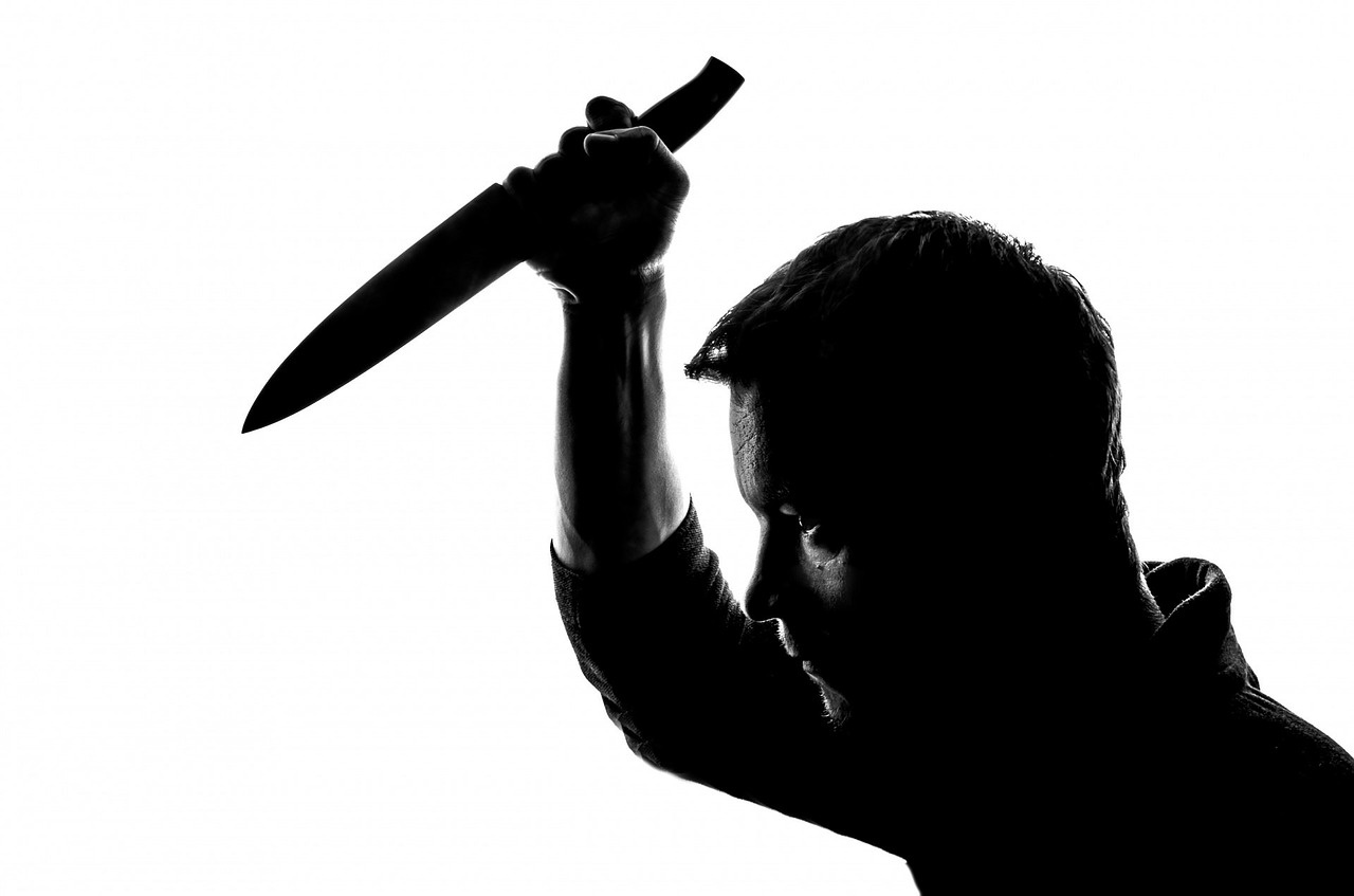 «Я твоего любовничка зарезал»: житель Златоуста встретил соседа ударом ножа в живот