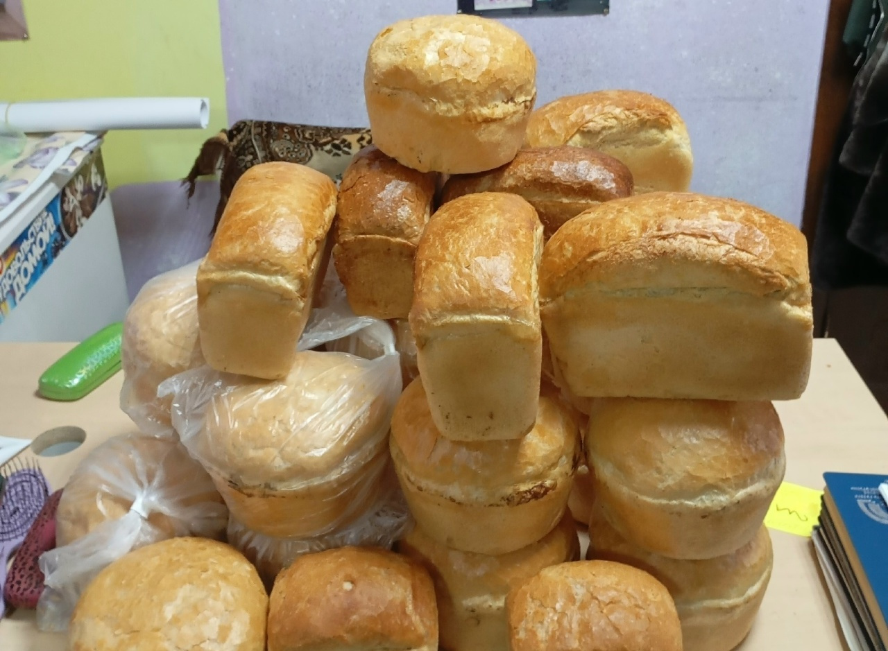 И 25 булок хлеба: как жители Златоуста помогают социальной столовой